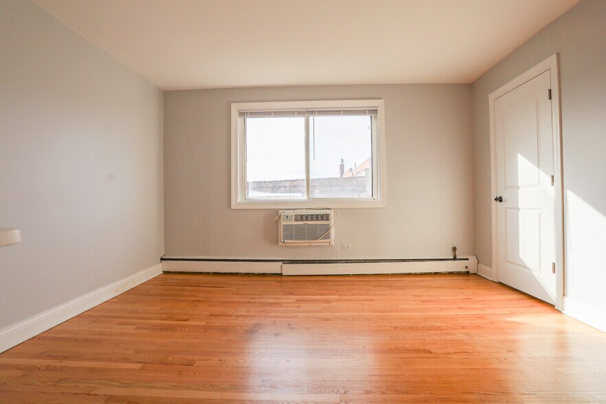 Building Photo - 6106 N Kenmore Ave