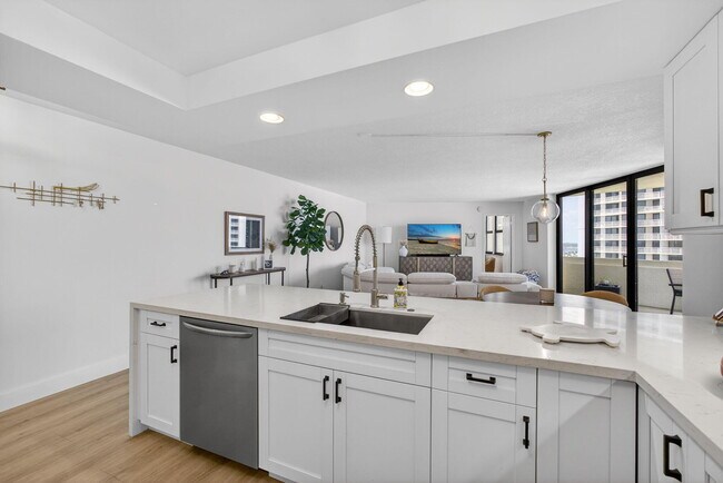 Building Photo - 2800 N Ocean Dr