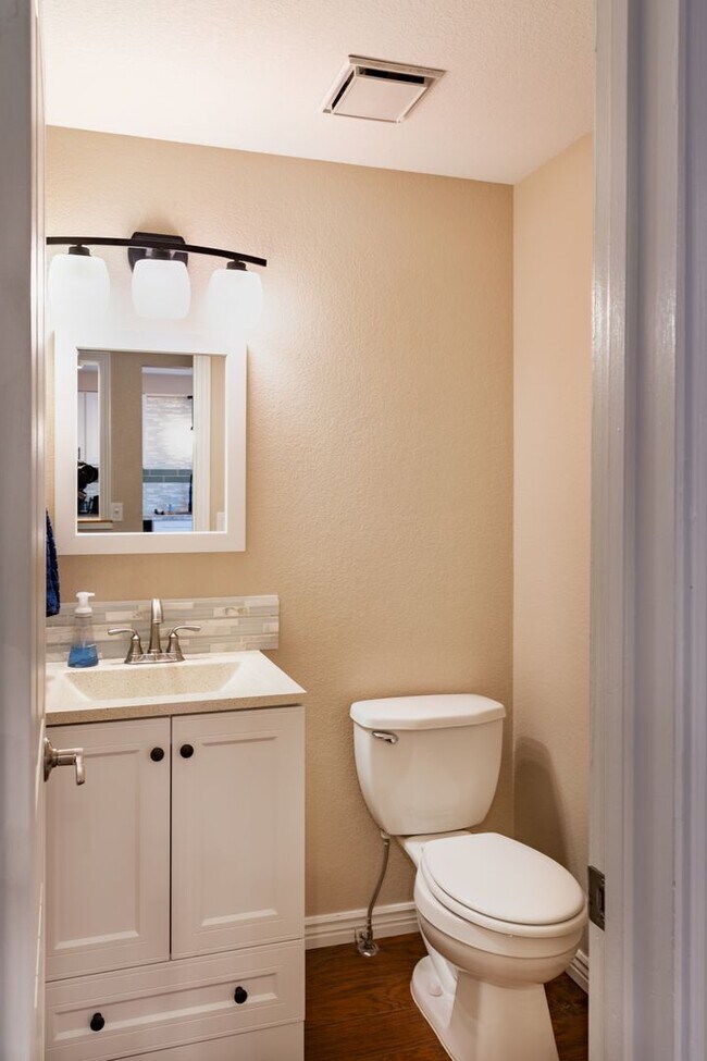 Building Photo - Updated Boise Ave. Townhome in great location!