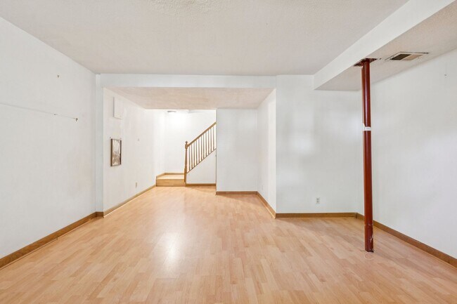 Building Photo - Home in Highly Desirable Forest Ridge!