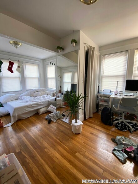 Building Photo - 185 Hillside St