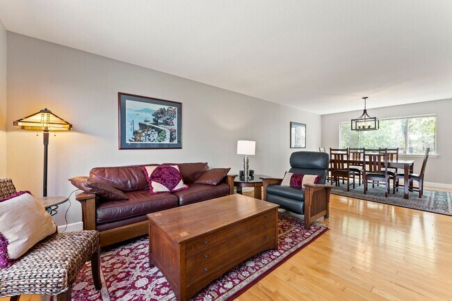 Building Photo - Fully Furnished Modern Home With Great Location