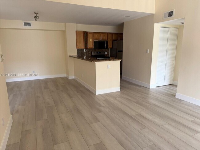 Building Photo - 560 S Park Rd