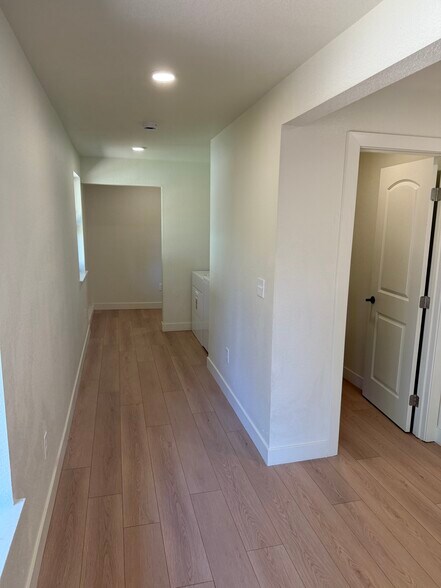 Building Photo - 3099 Laurel Dr