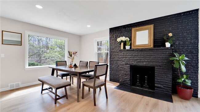 Building Photo - 288 Oakridge Dr