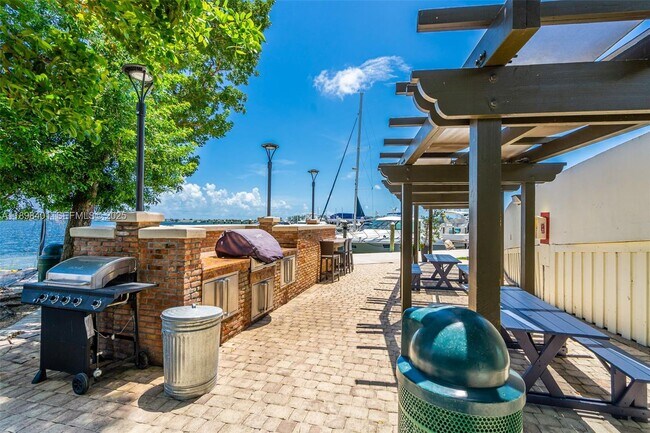 Building Photo - 1915 Brickell Ave