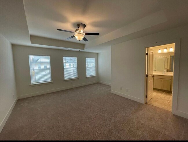 Building Photo - Beautiful end unit townhouse in the Townes...