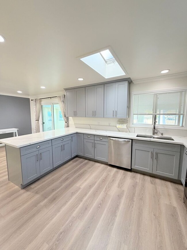 Building Photo - Beautifully Updated 3 Bed, 2 Bath Home in West Vista