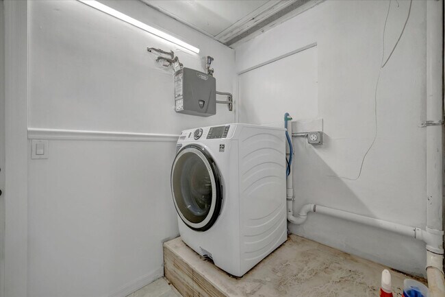 Building Photo - 4408 E Riverside Dr