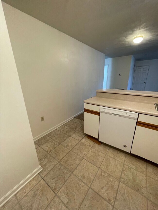 Building Photo - 4 Bedroom 2 Bath Apartment Top Floor