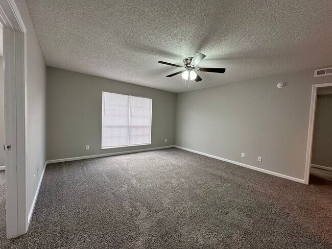 Building Photo - Now Leasing: 2 Bedroom Apartment in Maryvi...