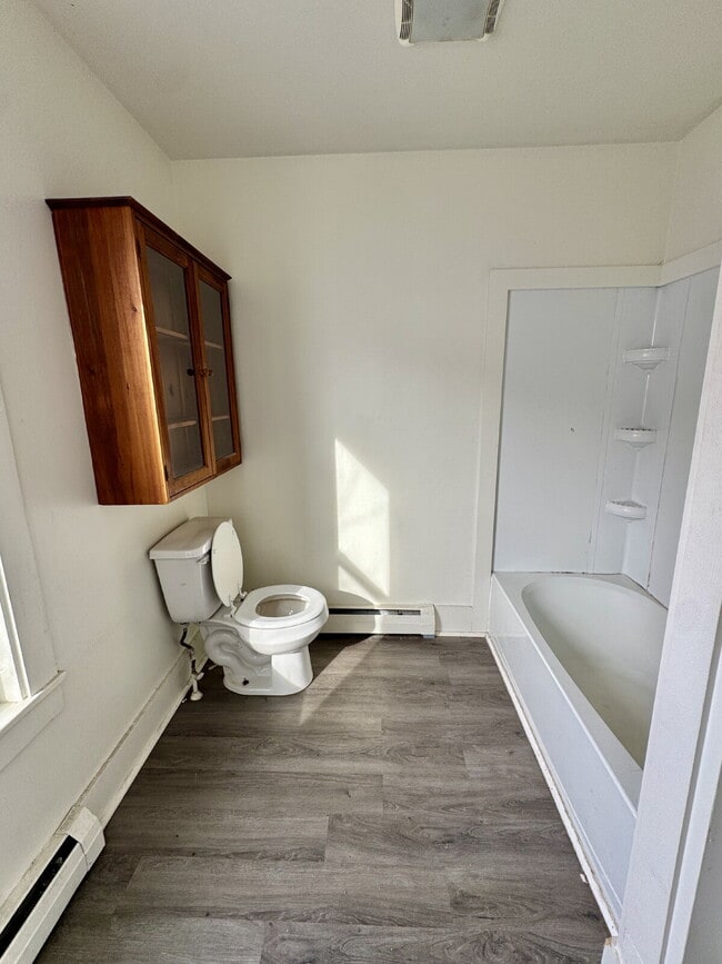 Building Photo - Bright Three Bedroom Apartment with Architectural Charm!