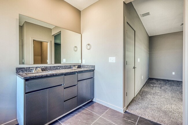 Building Photo - Beautiful East side House 4 bed-2.5 baths, part of The Overlook Casa Club that includes Swimming ...