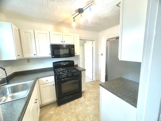 Building Photo - Stunning spacious 2nd floor apartment with Water View!