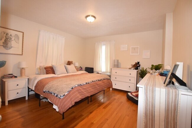 Building Photo - 23 Sawin St