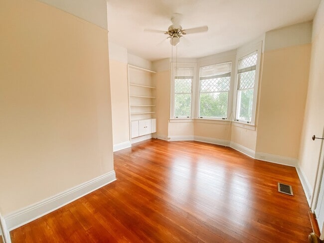 Building Photo - Gorgeous unit between Prytania and Magazine!