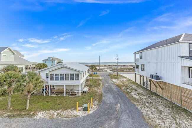 Building Photo - 1472 W Beach Blvd