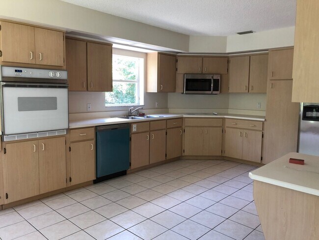 Building Photo - Large 3 Bedroom/2 Bathroom Single Family Home