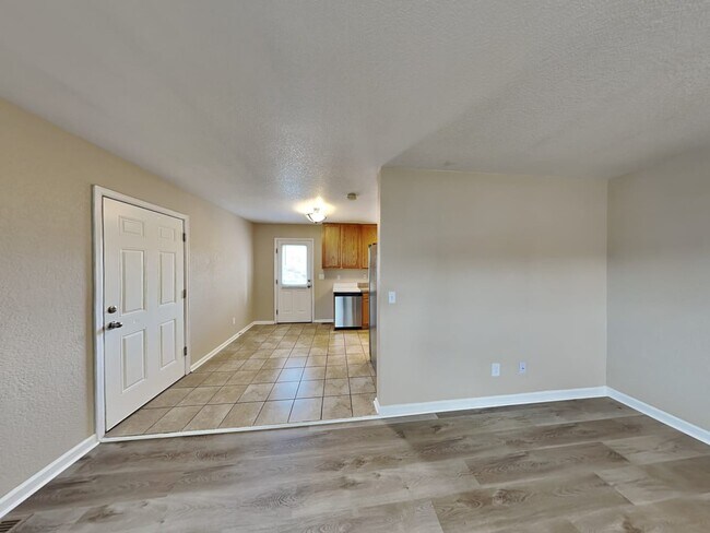 Building Photo - 957 W Briarwood Ave