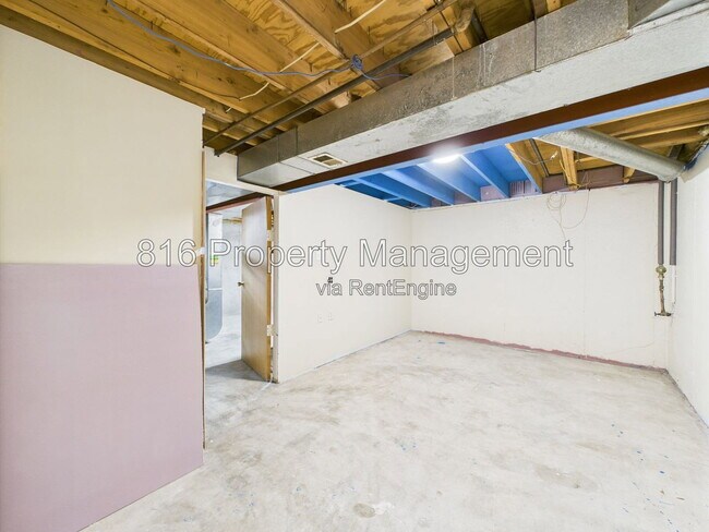 Building Photo - 168 SW Robin Rd
