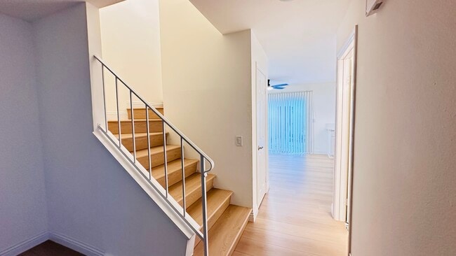 Building Photo - 1472 Camelot Dr