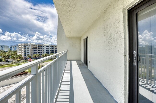 Building Photo - Fully Furnished Beautiful 2 Bedroom Seasca...