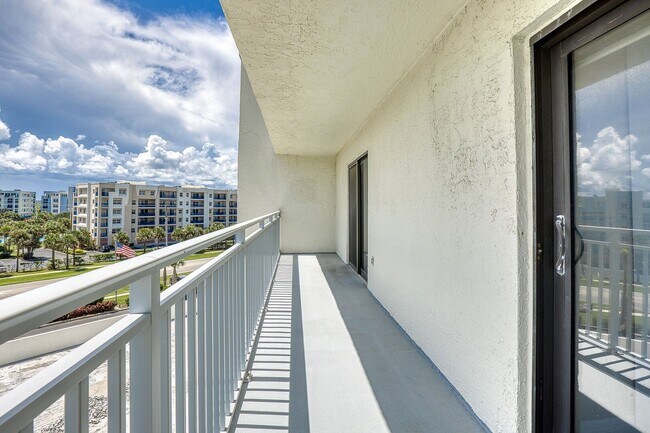 Building Photo - Fully Furnished Beautiful 2 Bedroom Seascape Towers Oceanfront Condo