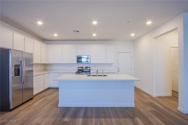 Primary Photo - 252 Walsh Peak Ave