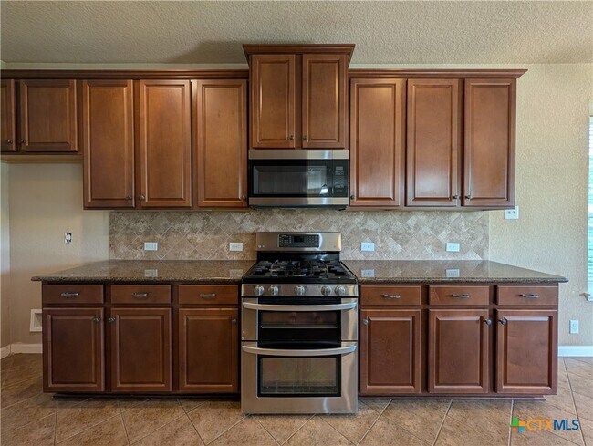 Building Photo - 212 Oak Creek Way
