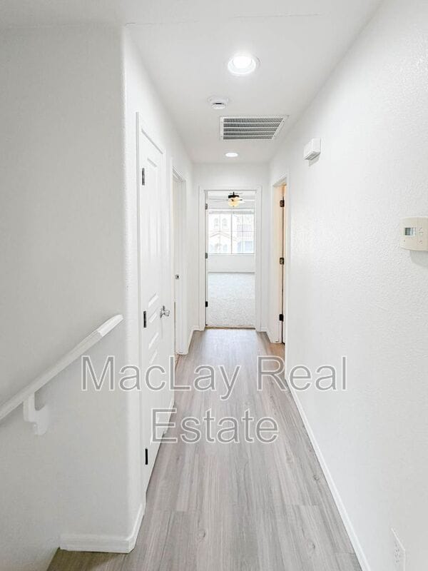 Building Photo - 1009 E Iris Dr