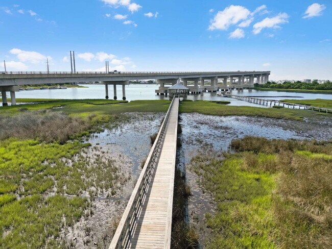 Building Photo - Coastal Comfort Awaits: Spacious 3-Bed, 3-Bath Townhouse in Surf City!