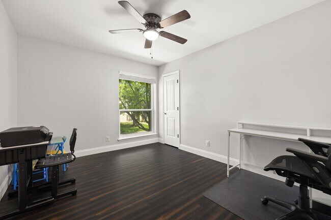 Building Photo - 2114 Briargreen Dr