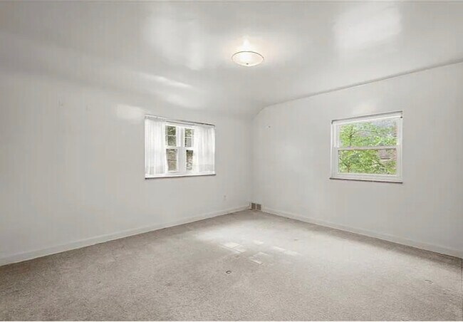 Building Photo - 136 Riverview Ter