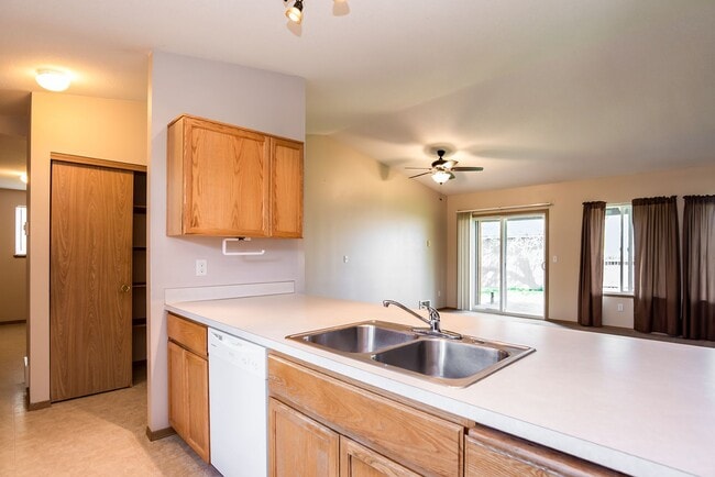 Building Photo - Charming 3-Bedroom Home in Redmond: Spacious Yard & Prime Location!