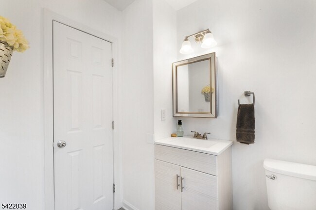 Building Photo - 60 Searing St