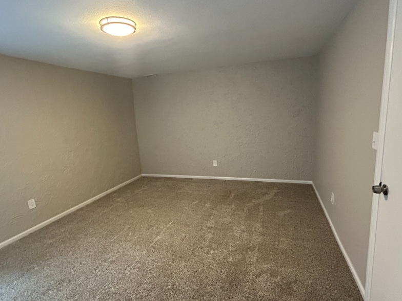 Building Photo - 472 W Rockrimmon Blvd