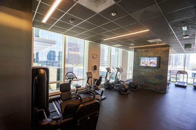 Building Photo - Spacious Studio Available Now!