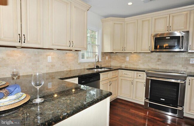 Building Photo - 7411 Salford Ct