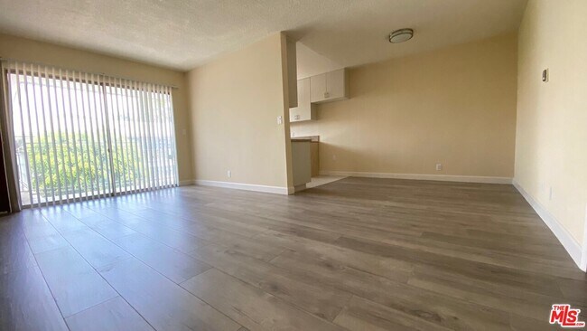Building Photo - 443 S Wilton Pl