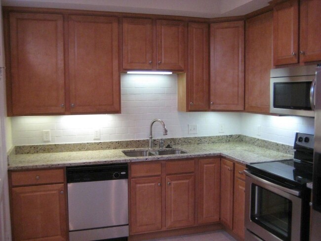 Building Photo - Huge 4 bed 2.5 Bath Home with Stainless Ap...