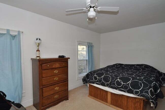 Building Photo - 1 Bed 1 Bath Upper Unit