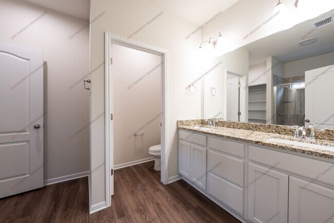 Building Photo - 742 Friar Tuck Dr