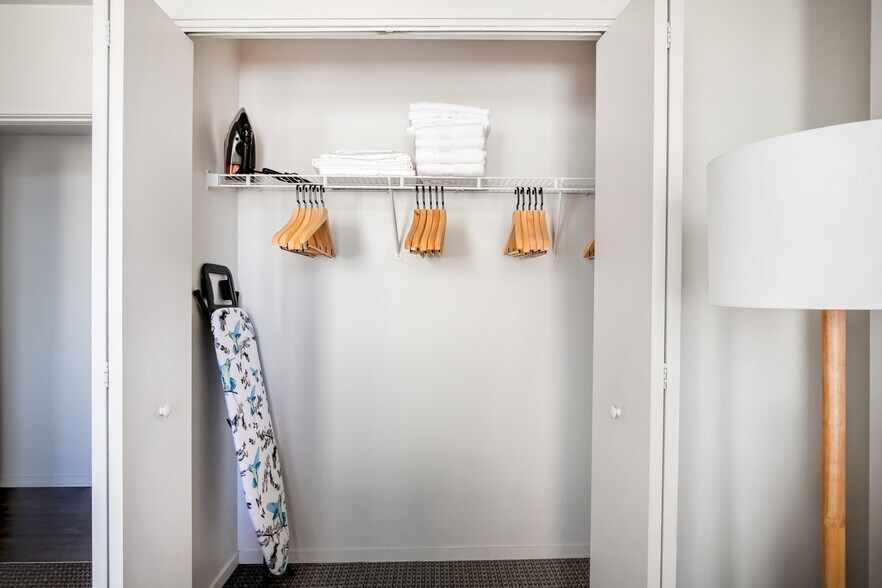 Building Photo - 30 E Roosevelt Rd