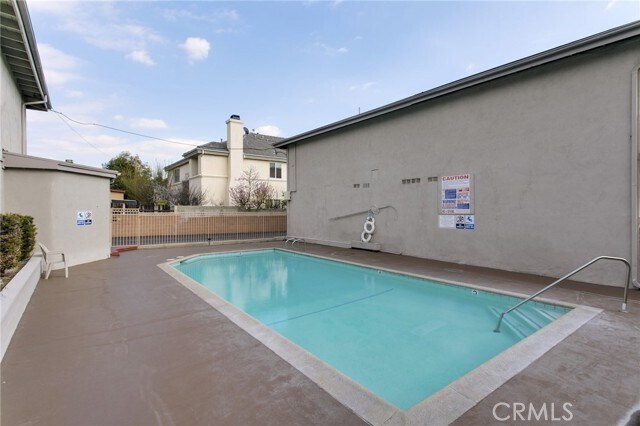 Building Photo - 922 W Duarte Rd