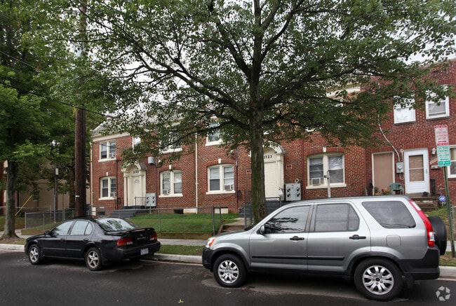 Building Photo - 1723 Q St SE