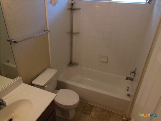 Building Photo - 391 Oakcrest Dr