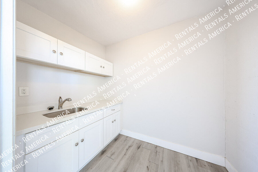 Building Photo - 2110 W Greenbriar Dr
