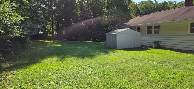 Building Photo - Vinyl sided Ranch