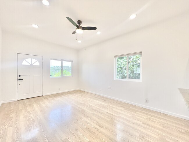 Building Photo - 6146 Mesa Ave