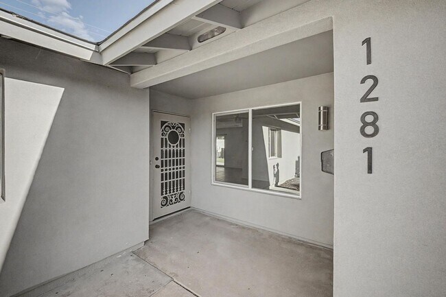 Building Photo - 6 Bed/ 3 Bath with Pool